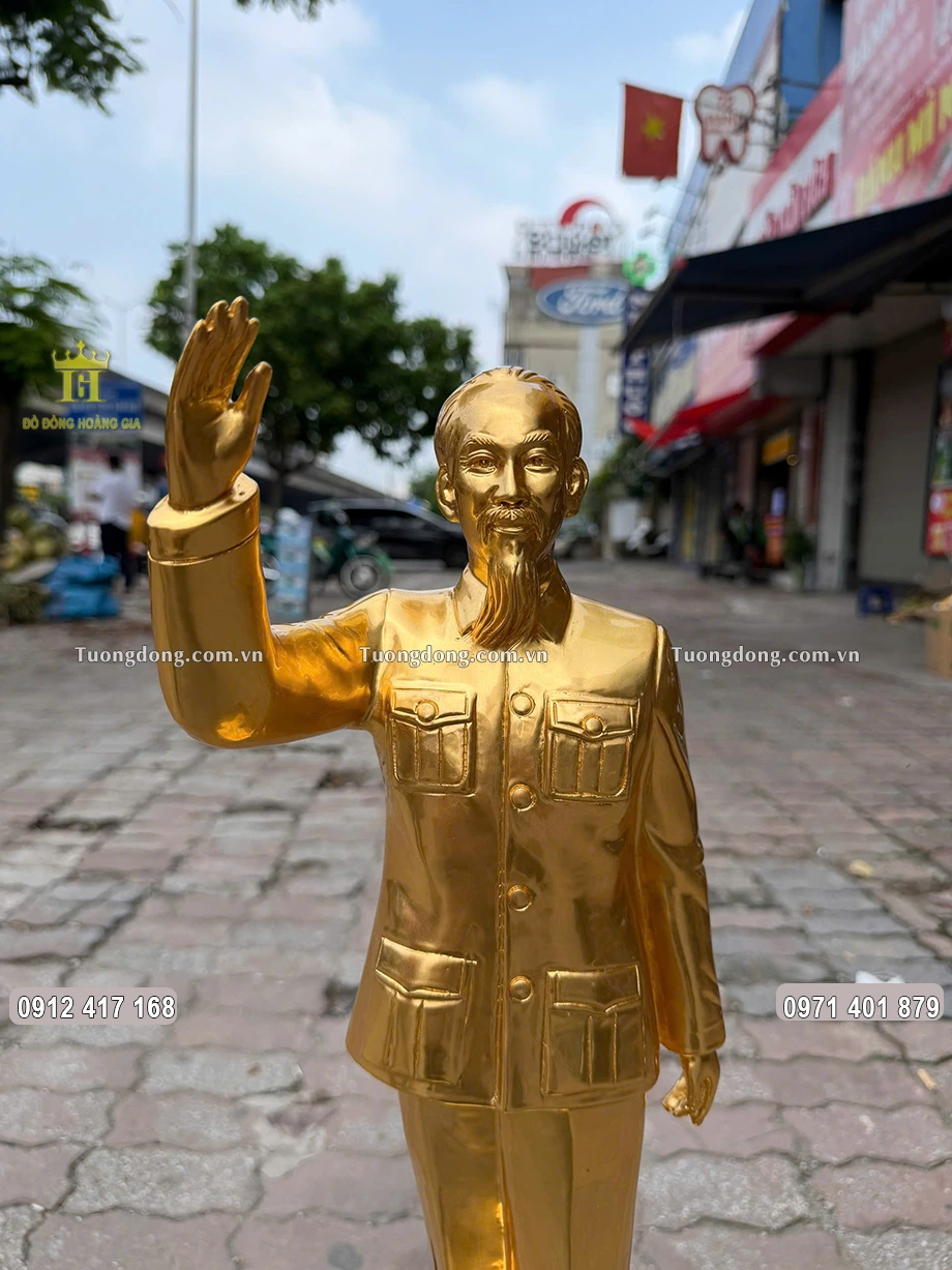 Gương mặt hiền hậu của Bác được chạm khắc sắc nét